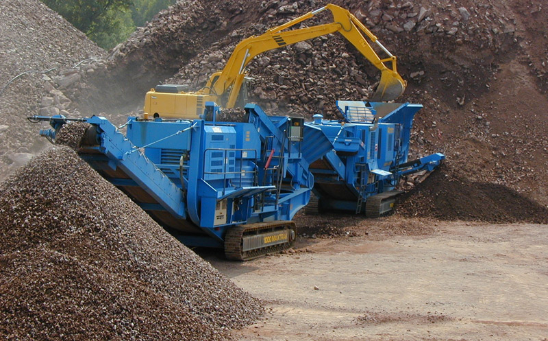 Erste und zweite Brechstufe: PEGSON Premiertrak 1100x650 und PEGSON Maxtrak 1000