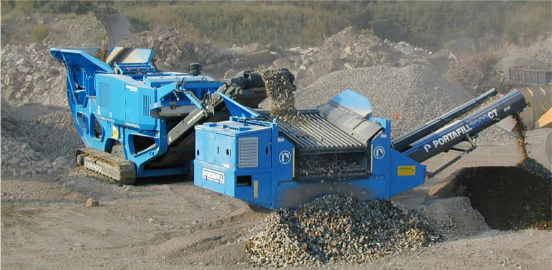 XR400 Backenbrecher mit PORTAFILL 2000CT im Betonrecycling