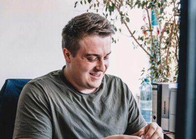 Mitarbeiter der C. Christophel GmbH aus der Verwaltung bei der Arbeit, zeigt organisatorische und administrative Tätigkeiten