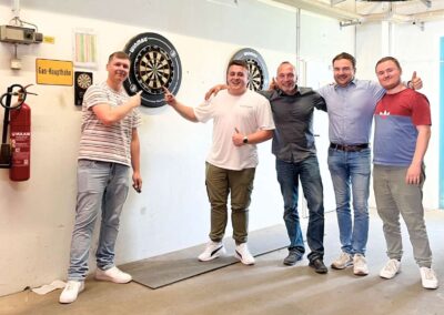 Mitarbeitende der C. Christophel GmbH beim Darten auf dem Sommerfest, Teamgeist und Spaß im Unternehmen