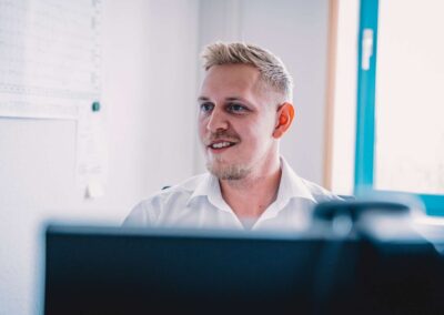 Mitarbeiter der C. Christophel GmbH aus dem Vertrieb bei der Arbeit, zeigt Kundenberatung und Verkaufsaktivitäten