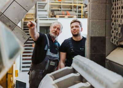 Auszubildender der C. Christophel GmbH im Bereich Land- und Baumaschinenmechatronik mit Ausbilder an einer Anlage, erhält praktische Anleitung und Unterstützung