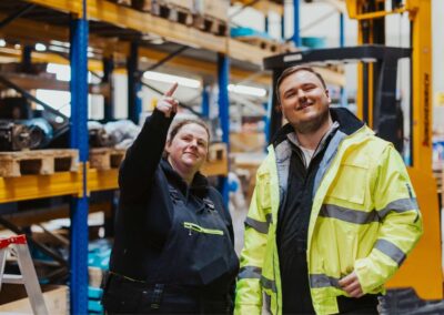 Auszubildender der C. Christophel GmbH im Bereich Fachkraft für Lagerlogistik mit Ausbilderin im Lager, erhält praxisnahe Anleitung und Unterstützung