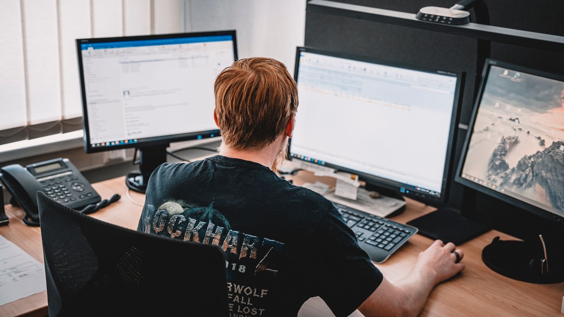 Mitarbeiter im Ersatzteilverkauf bei C. Christophel GmbH berät Kunden zu Ersatzteilen für mobile Aufbereitungstechnik