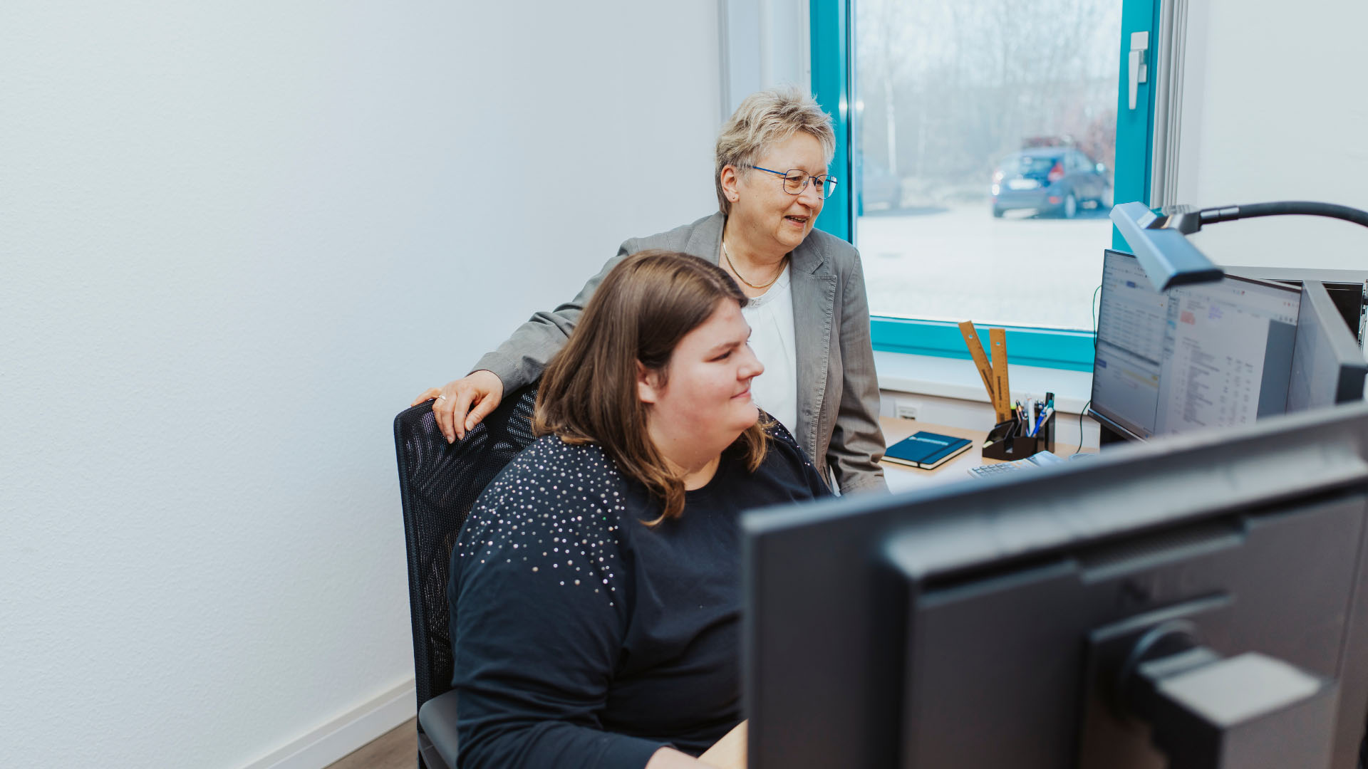 Auszubildende der C. Christophel GmbH im Bereich Groß- und Außenhandelsmanagement mit Ausbilderin beim Praxistraining, erhält fachliche Unterstützung und Anleitung