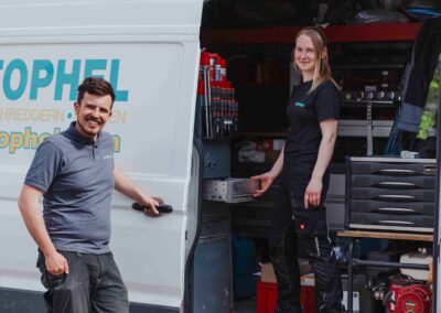 Zwei Servicetechniker vor einem Servicewagen für Aufbereitungstechnik im Außendienst