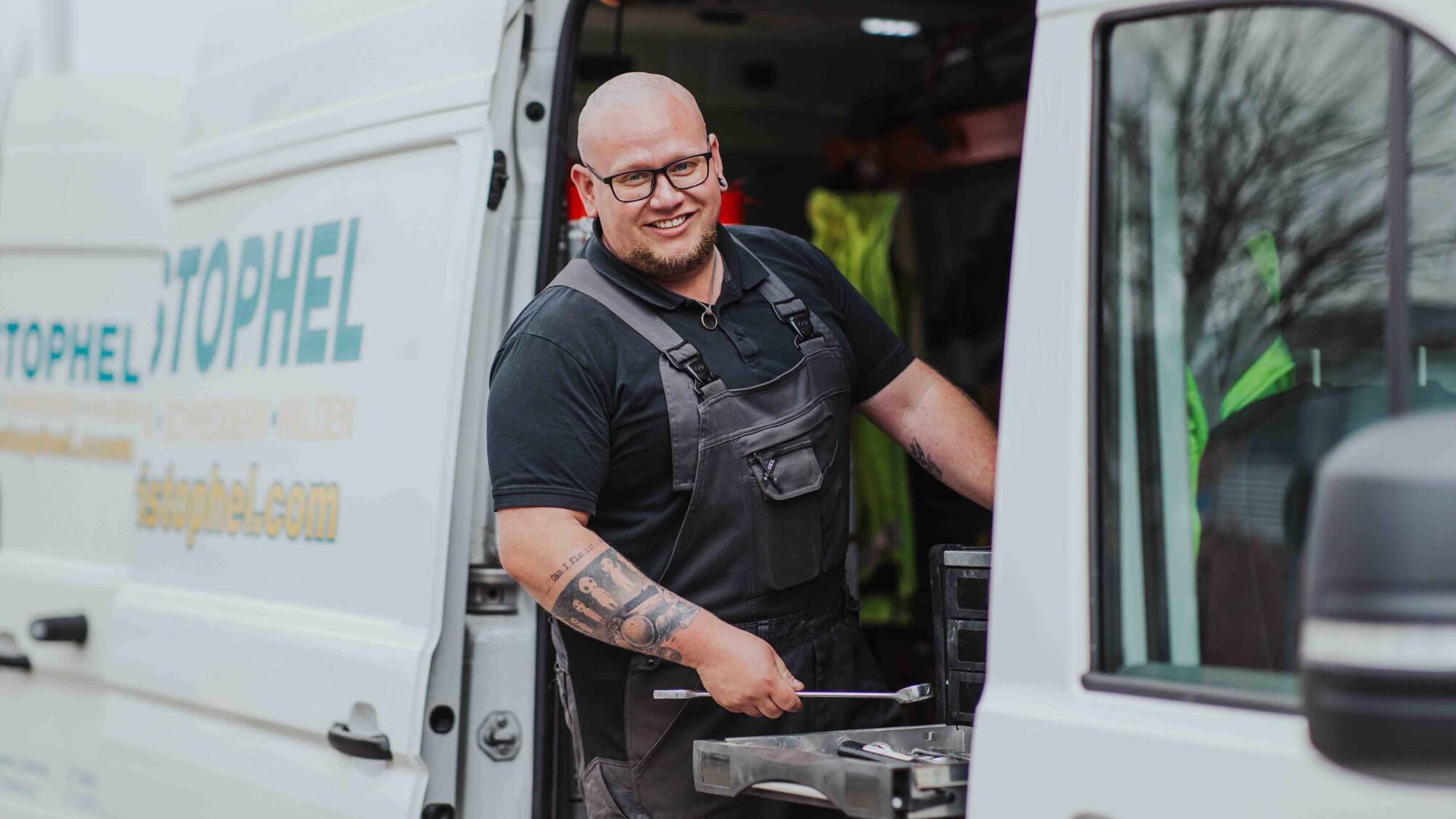 Servicetechniker im Servicewagen für Aufbereitungstechnik bei Wartungsarbeiten an mobilen Brech- und Siebanlagen